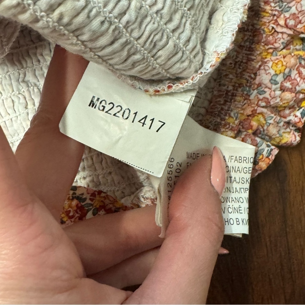 MINKPINK Morewell Floral Puff Sleeve Smocked Top Medium - Picture 7 of 9